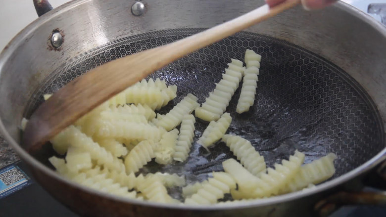 狼牙土豆条,锅烧油，下入土豆片煎至微黄