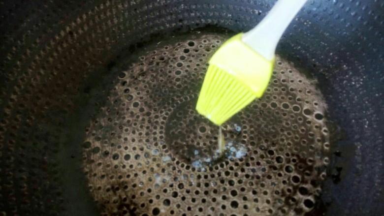黑芝麻蛋卷,十分钟搞定早餐,用刷子在平底锅上刷另外10克备用的黄油