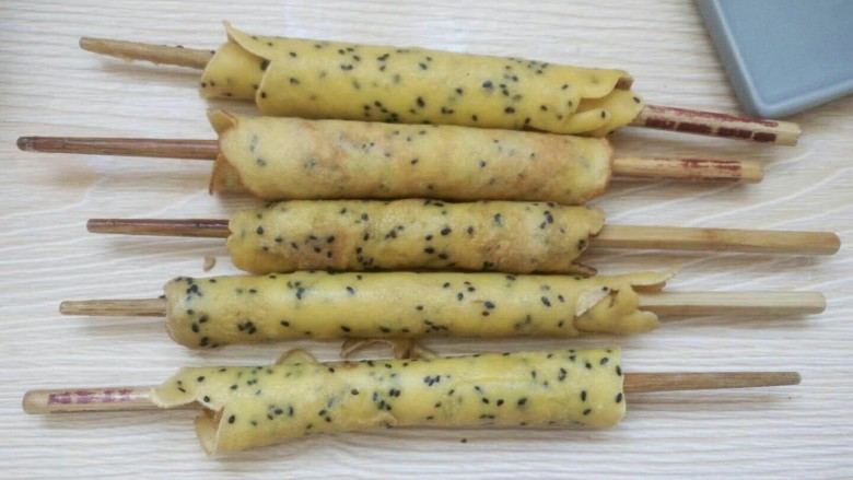 黑芝麻蛋卷,十分钟搞定早餐,这是完全卷好的<a style='color:red;display:inline-block;' href='/shicai/ 668'>黑芝麻</a>蛋卷。
