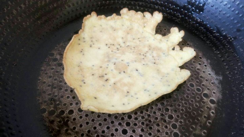 黑芝麻蛋卷,十分钟搞定早餐,蛋饼成型,底部成金黄色