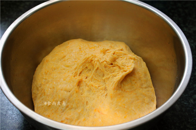 巧克力南瓜饼,放进大盆里,在温暖处发酵30分钟至面团膨胀