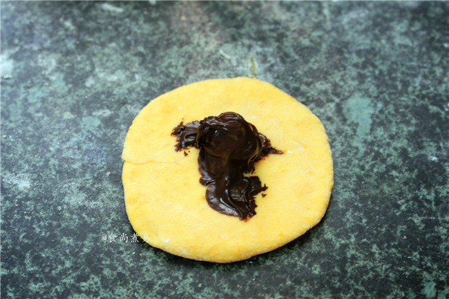 巧克力南瓜饼,面剂子擀薄,中间放入巧克力酱