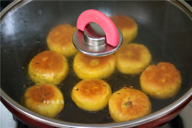 巧克力南瓜饼,再撒点清水,遮上盖焖一分钟