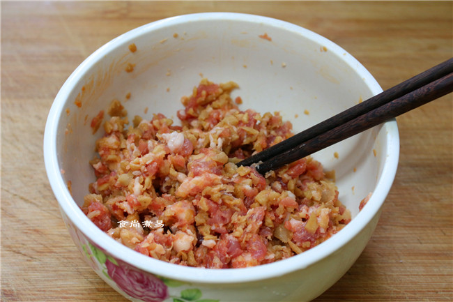 萝卜干肉饼饭,搅拌均匀【假若没有那么多调料,就用盐、白糖、食用油、淀粉拌匀即可】