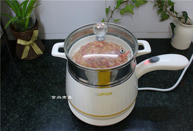 萝卜干肉饼饭,遮上锅盖,通电开启煮饭模式