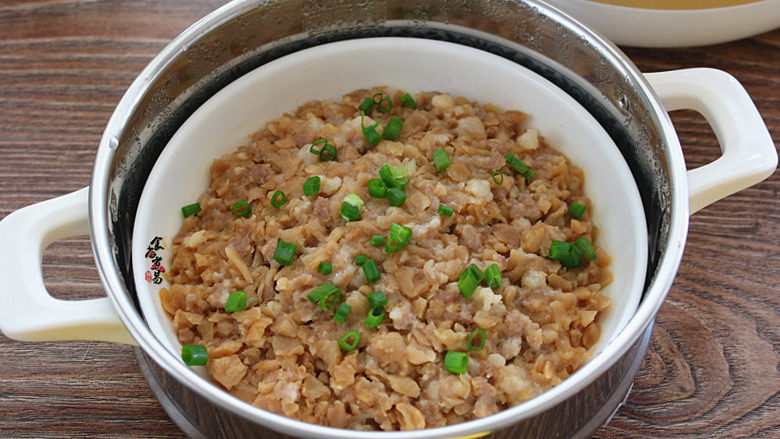 萝卜干肉饼饭,取出肉饼,撒点葱花