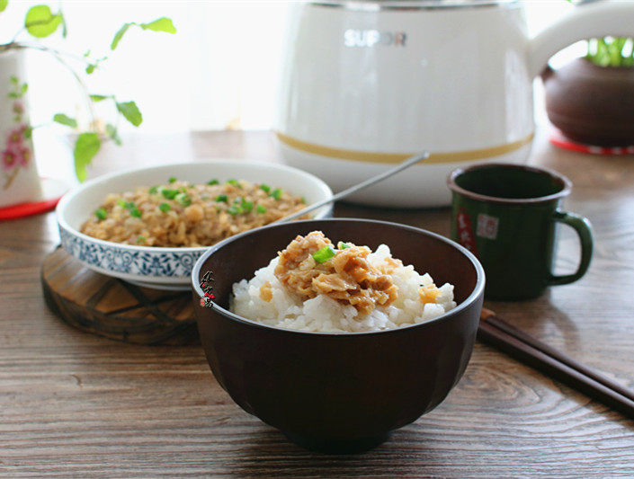 萝卜干肉饼饭,舀起米饭,开动