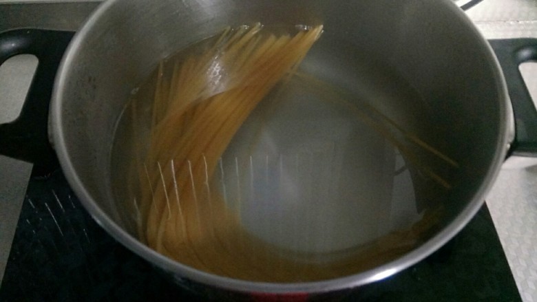 黑椒牛肉意面,水开后,把面放入锅中开始煮。