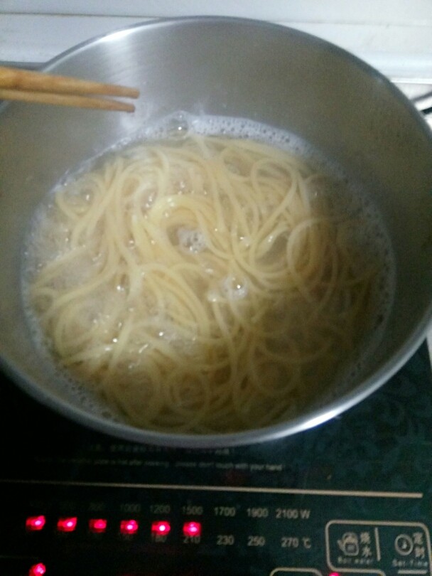 黑椒牛肉意面,因为意面比较干,所以煮的时候会比普通的面条煮的时间要长一些,要有一点耐心哟。