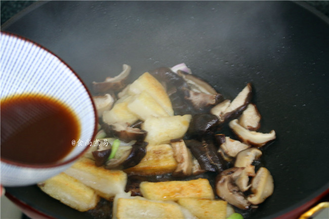 葱香冬菇糍粑,倒入调好的料汁，端起炒锅，抛匀食材