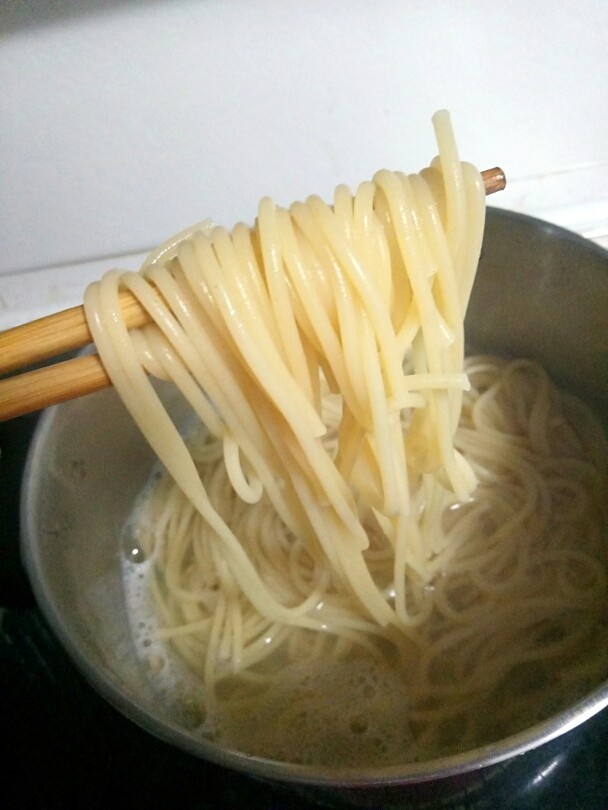 黑椒牛肉意面,大概煮10~12分钟,可以尝一点,面条没有硬心,就可以了。不同的火候,和不同材质的锅用的时间也不太一样,最好还是尝一尝。
