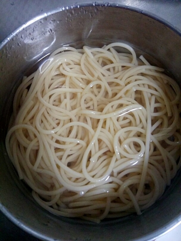 黑椒牛肉意面,煮好后我们把面条捞出来放在干净的清水里面冲一冲,过一遍水,目的是防止面条粘在一起,然后再把水倒掉,准备开始炒面。