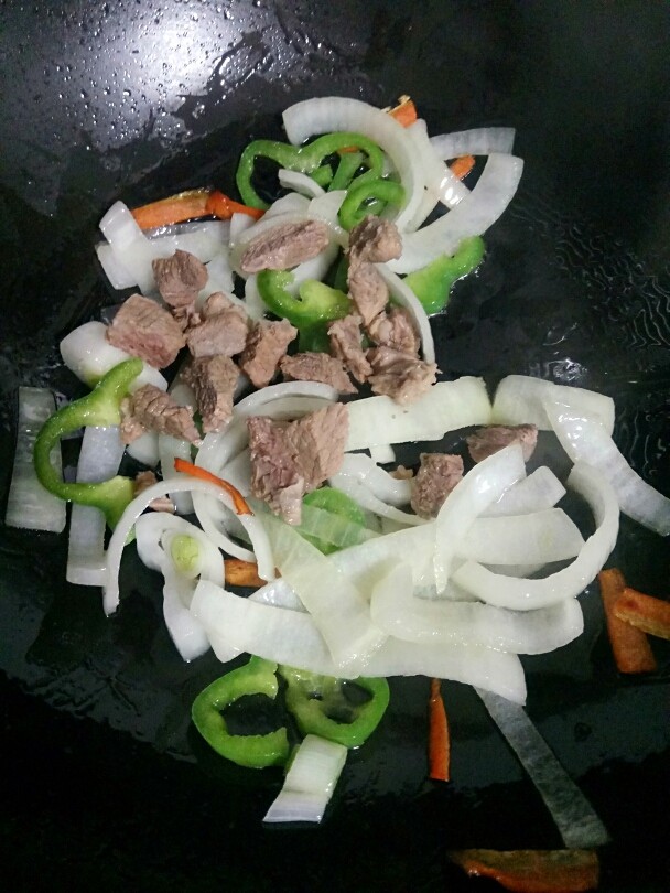 黑椒牛肉意面,接下来再继续放入牛肉,<a style='color:red;display:inline-block;' href='/shicai/ 89308'>青椒丝</a>再继续翻炒几下。
