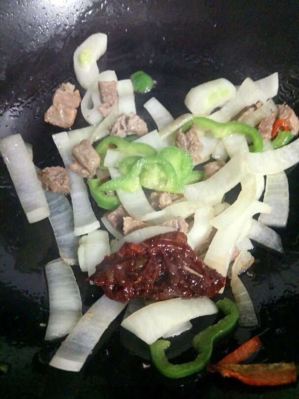 黑椒牛肉意面,再把适量的<a style='color:red;display:inline-block;' href='/shicai/ 47124'>意面酱</a>放入锅中翻拌匀,炒几下。