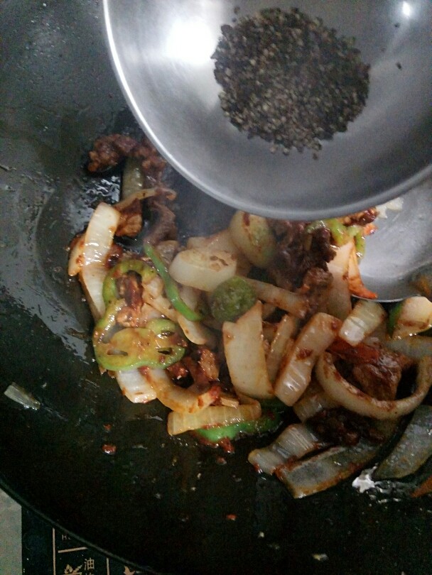 黑椒牛肉意面,再加入适量的黑椒碎翻炒几下,让食材充分的吸收调料的味道。