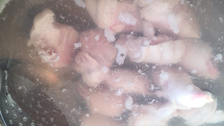雪豆蹄花,冷水下锅,煮开,撇清血沫子