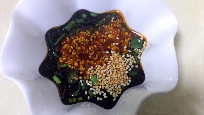 雪豆蹄花,酱油两勺,米醋半勺,辣椒油适量,白芝麻,白糖搅拌好,做成蘸料!