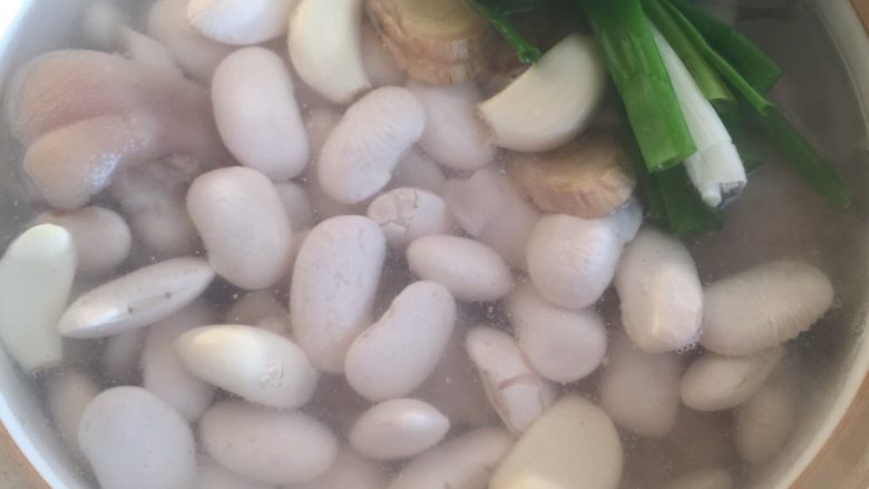 雪豆蹄花,加入白酒,和刚才留出来的汤