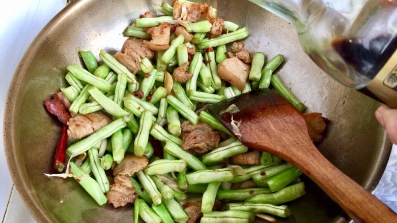 四季豆烧五花肉,加入一勺半生抽,翻炒均匀
