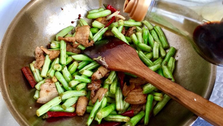 四季豆烧五花肉,加入一勺<a style='color:red;display:inline-block;' href='/shicai/ 762'>老抽</a>,翻炒均匀