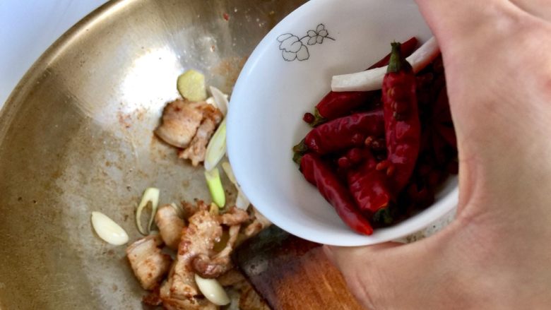 四季豆烧五花肉,加入香料煸炒香,如果怕吃到花椒,可以在炒肉前先煸花椒,煸香后把花椒捞出