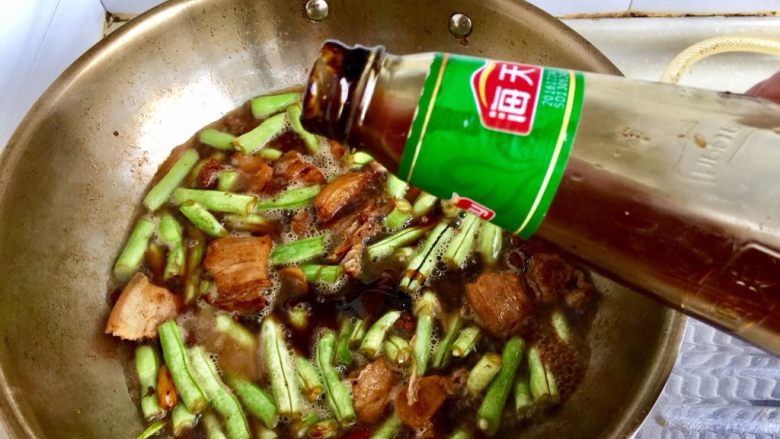 四季豆烧五花肉,加入一勺<a style='color:red;display:inline-block;' href='/shicai/ 721'>蚝油</a>,也可以只加生抽老抽。