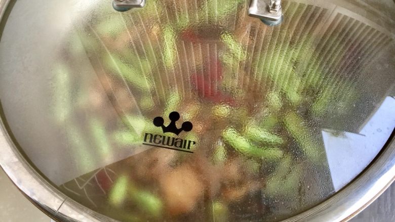 四季豆烧五花肉,加盖转小火炖煮约10分钟,喜欢豆角软烂的可以延长一点时间
