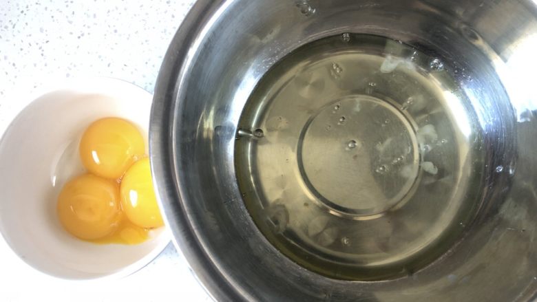 轻乳酪蛋糕cheese cake,蛋清和蛋黄分离,放在无水无油容器内