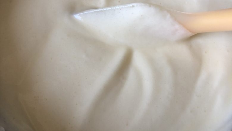 轻乳酪蛋糕cheese cake,接着把拌好的奶酪糊倒回剩下的蛋白中,翻拌均匀,记住翻拌,不要画圈,动作要轻快,以防消泡,拌好的蛋糕糊,如图