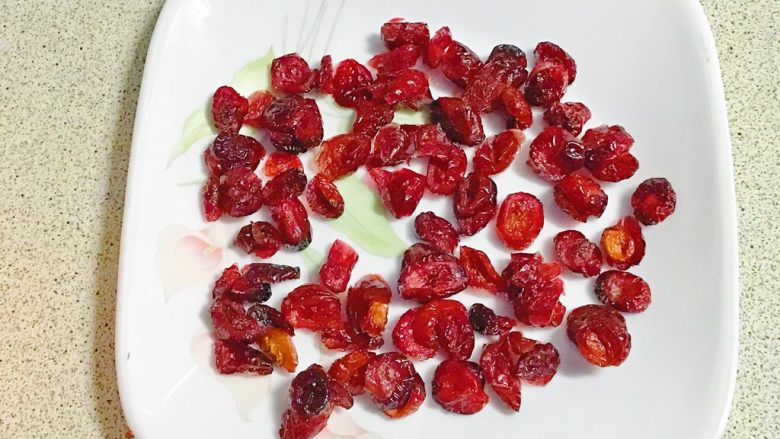 电饭煲+蔓越莓肉松卷儿,<a style='color:red;display:inline-block;' href='/shicai/ 660'>蔓越莓</a>干,颗粒较大,不易操作。