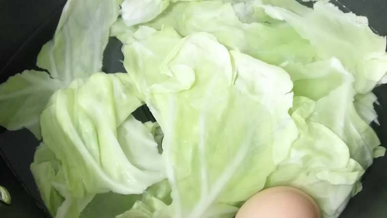 快手早餐三明治, 选 卷心菜 / 胡萝卜 / 菠菜 / 青菜
之类的蔬菜的话,煮熟,切碎。挤干水分后拌沙拉酱和少许盐。生菜也可以这么处理。