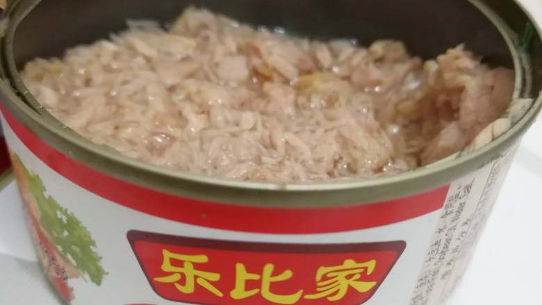 快手早餐三明治,还可以加金枪鱼(罐头)。
金枪鱼是一种非常优质的蛋白质来源。市售金枪鱼罐头有水浸和油浸两种。顾名思义就是泡在水里的和泡在油里的。想想就觉得油浸的应该更好吃,因此我还没买过水浸的。大超市一般都有,买不到的话可以淘宝。
从金枪鱼罐头里挖点肉出来,直接铺到吐司上,或者拌点沙拉酱,或者和鸡蛋丁,生菜丁一起拌一拌都行。