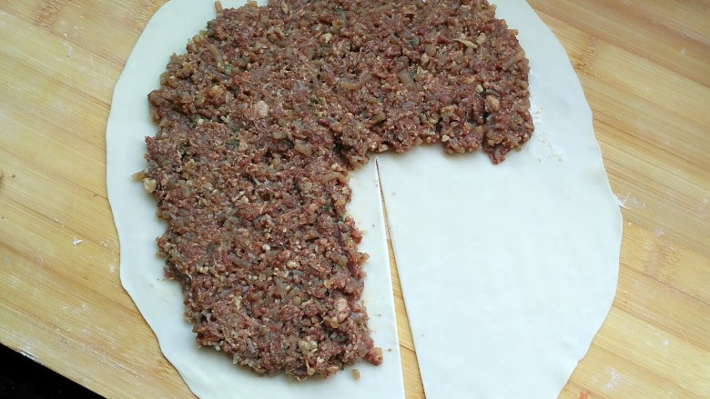 牛肉饼,看图,这样来一刀,不要靠着肉馅切,留些空白