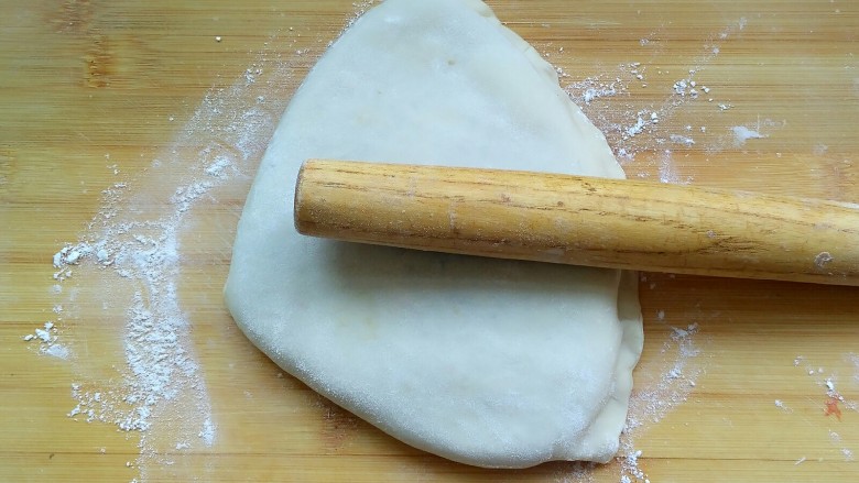牛肉饼,用擀面杖轻轻扞扞,薄厚均匀即可,不用杆太薄,会露馅的。