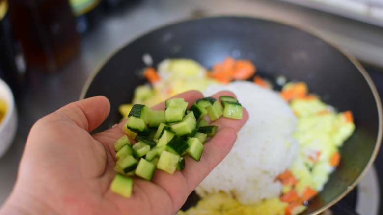 黄瓜蛋炒饭,加黄瓜丁