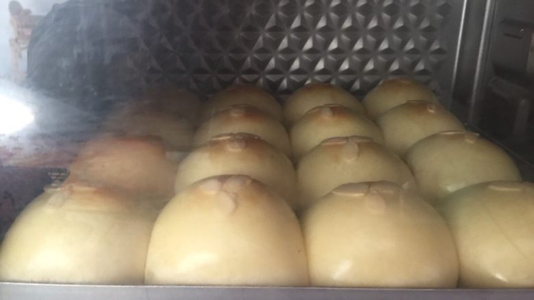 原味杏仁片餐包,胖胖的很可爱,我的烤箱最里面会先上色