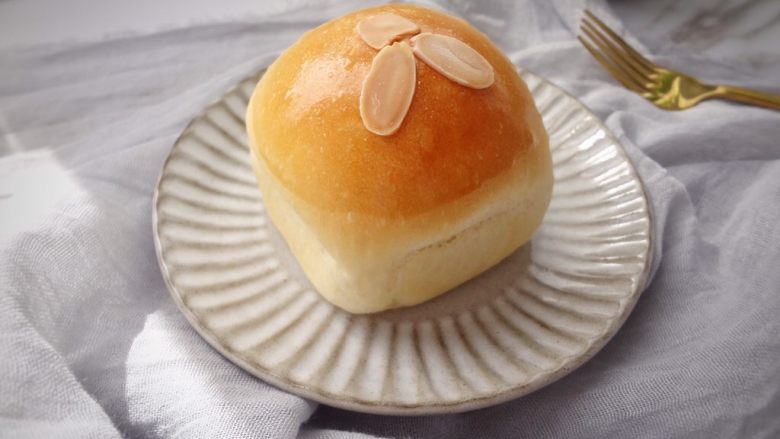 原味杏仁片餐包,来个特写很饱满,蛋液刷的也很好