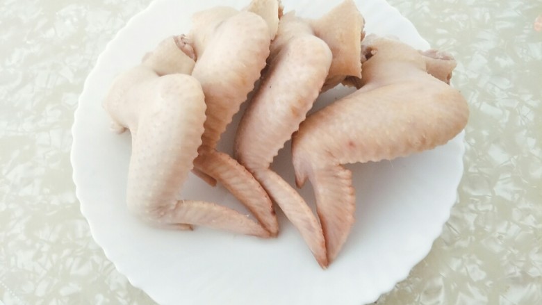 香卤鸡翅,水开后捞起,冲洗干净表面浮沫