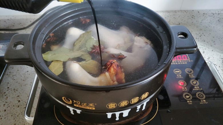 香卤鸡翅,倒入适量<a style='color:red;display:inline-block;' href='/shicai/ 31426'>红烧酱油</a>,也可以用生抽老抽代替