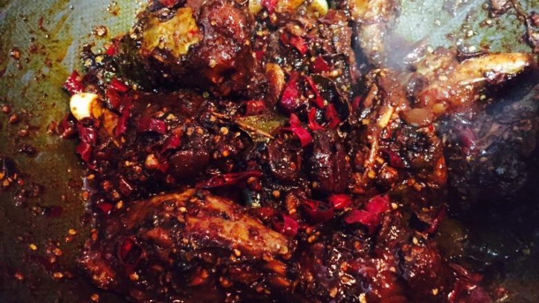 独家秘制兔头,连兔头和香料一起下锅翻炒,加点生抽和老抽、(生抽比老抽多点、老抽放少点),<a style='color:red;display:inline-block;' href='/shicai/ 852'>辣椒油</a>、小火慢慢炒制一会儿