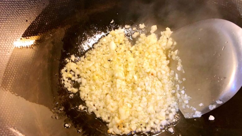 蒜蓉蒸生蚝,热油下姜蒜蓉,炒出香味