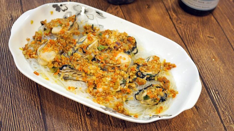 蒜蓉蒸生蚝,粉丝吸饱了生蚝的鲜味和酱料的香味,非常好吃。