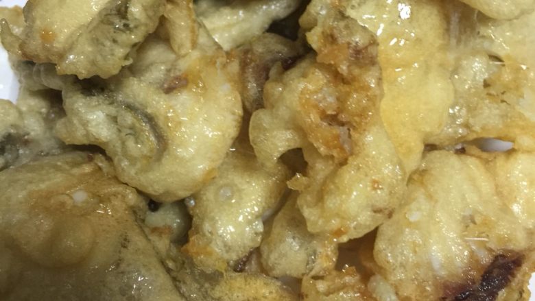 酸甜糖醋鱼片,煎炸至双面金黄色后捞出沥干油份,放入盘中。