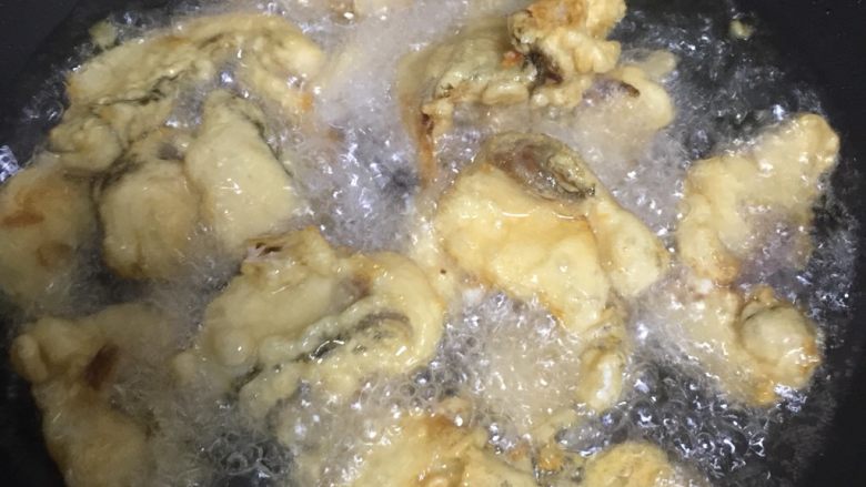 酸甜糖醋鱼片,油温再次加热至七成后放入鱼片,复炸。(这个步骤不可忽略哦!)