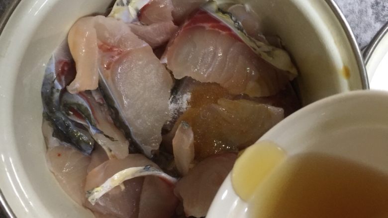 酸甜糖醋鱼片,加入盐巴、蛋清、料酒、生抽,抓匀后腌制15分钟。