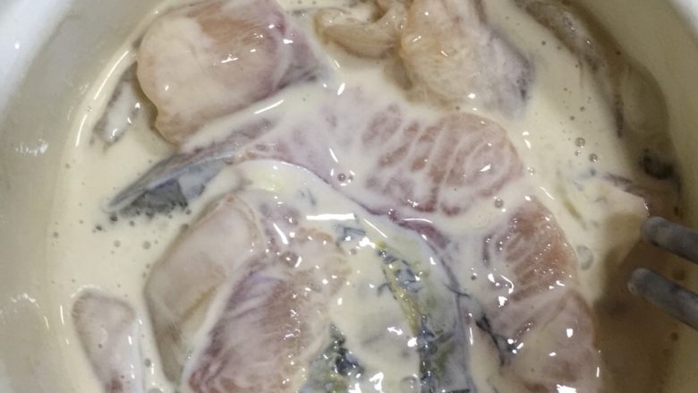 酸甜糖醋鱼片,把调好的面糊倒入腌制好的鱼片中,抓匀备用。