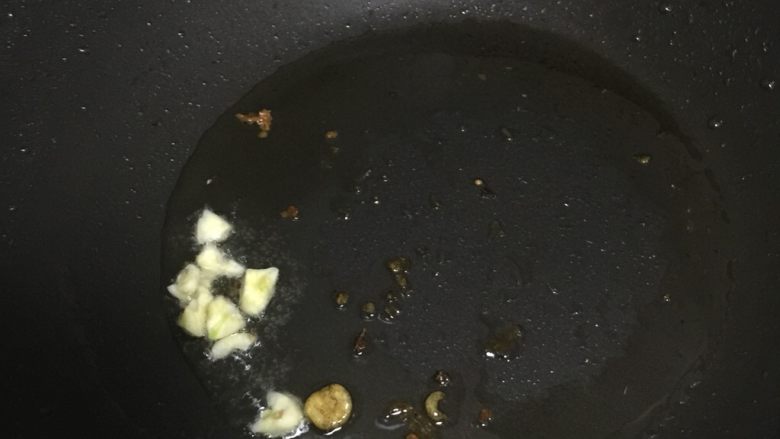 酸甜糖醋鱼片,倒出油留点油在锅内加热后,放入蒜头炒香。