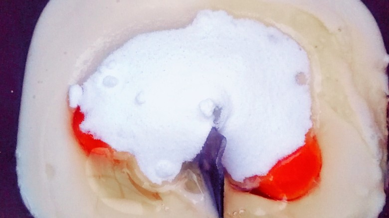 适合新手的一次性发酵酸奶小餐包,加入50~70克的<a style='color:red;display:inline-block;' href='/shicai/ 3729'>白糖</a>(根据自己喜甜的程度而定)和2克的盐