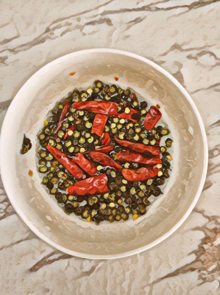 麻辣,麻辣鸡胗,花椒,干辣椒,温水清洗一下,控干水分