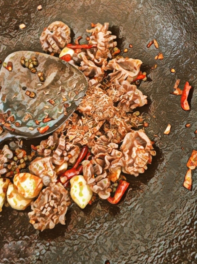 麻辣,麻辣鸡胗,热锅冷油,先炒一下洋葱和蒜,煸炒微黄,下花椒,干辣椒煸炒出香味,下鸡胗煸炒,加入酱油,耗油,盐,糖,孜然粒,煸炒均匀,